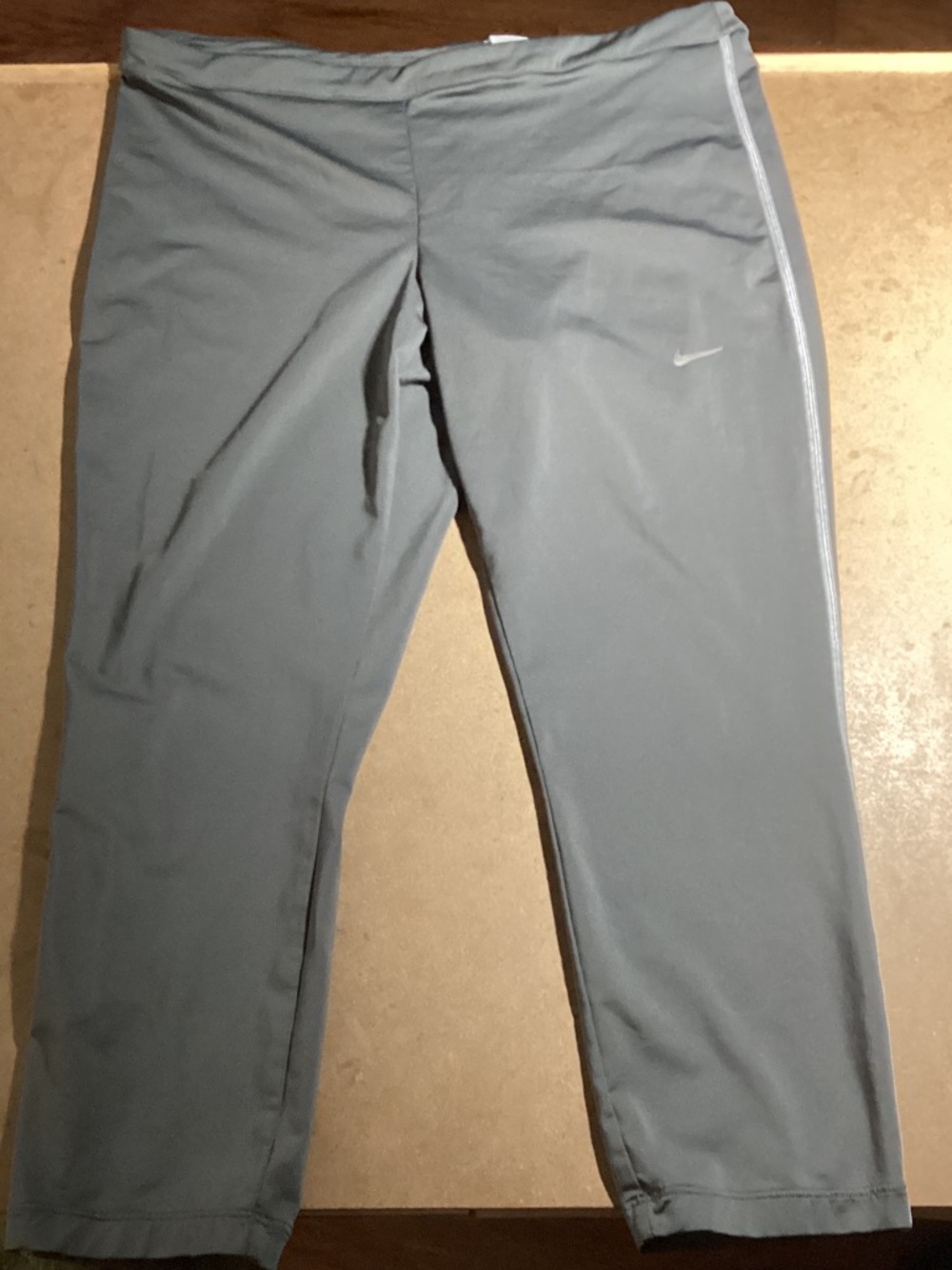 Nike Golf Tour Performance Dri-Fit Gray Capri Leggings with side stripe. Large.